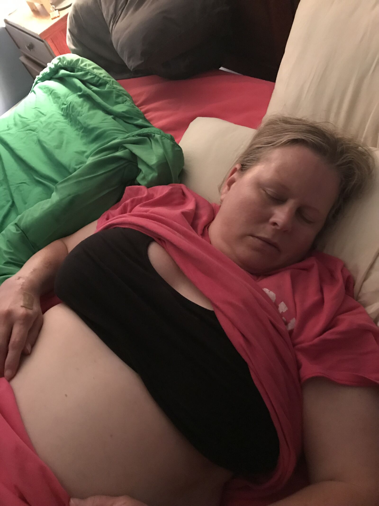 fille enceinte qui dort et qui allaite