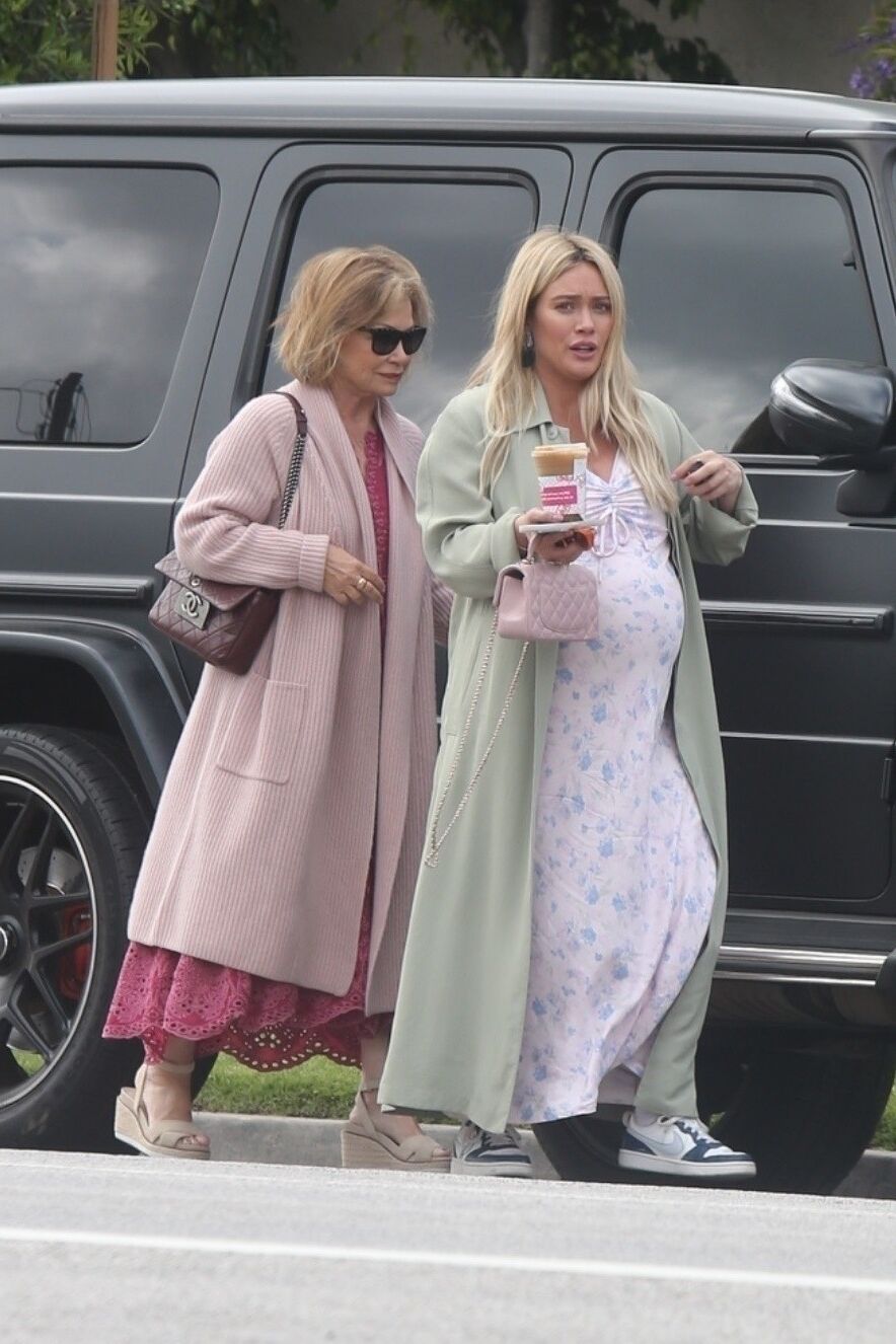 Hilary Duff chega em casa com a mãe depois de um café da manhã