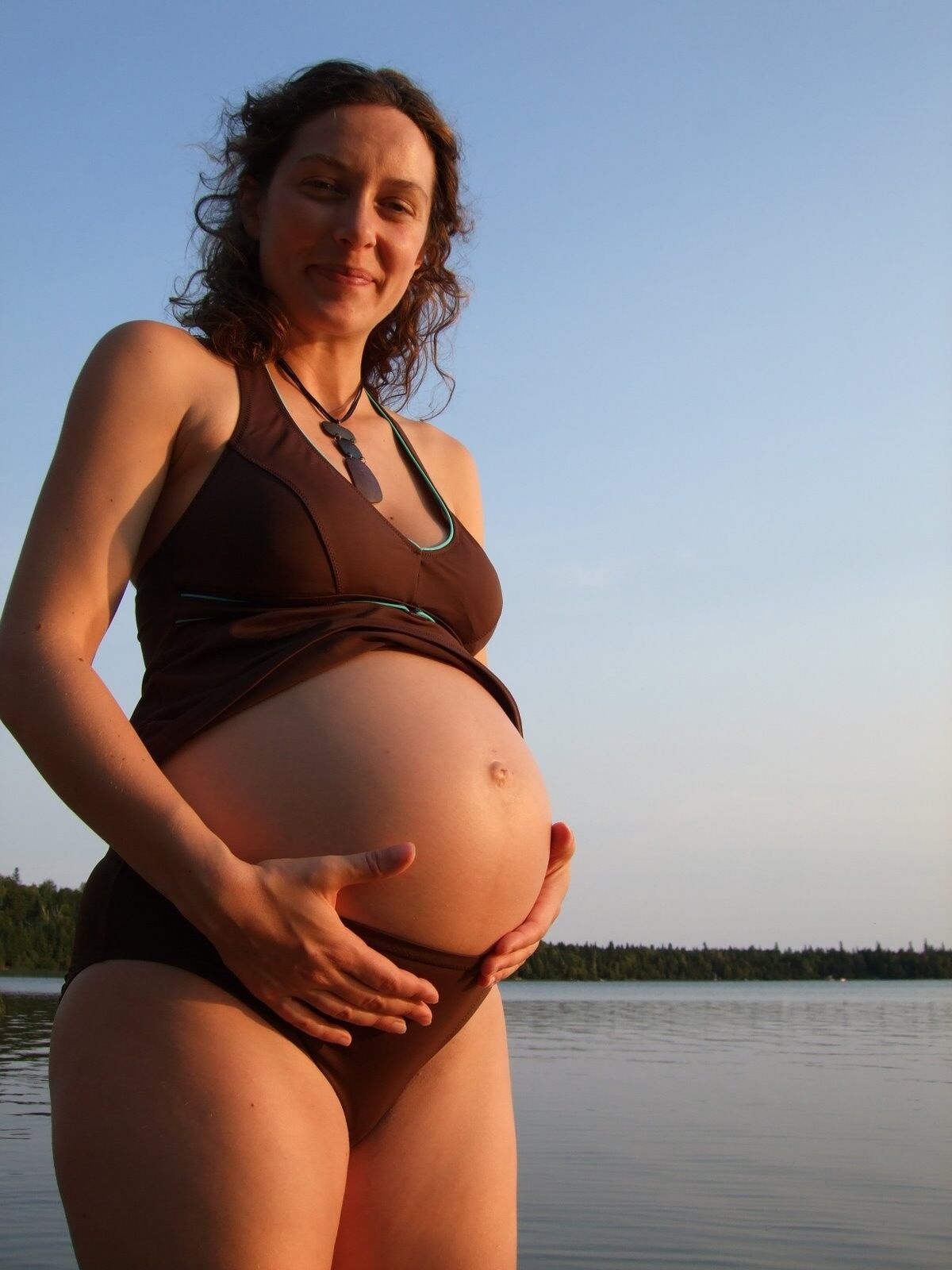 Maman enceinte au lac