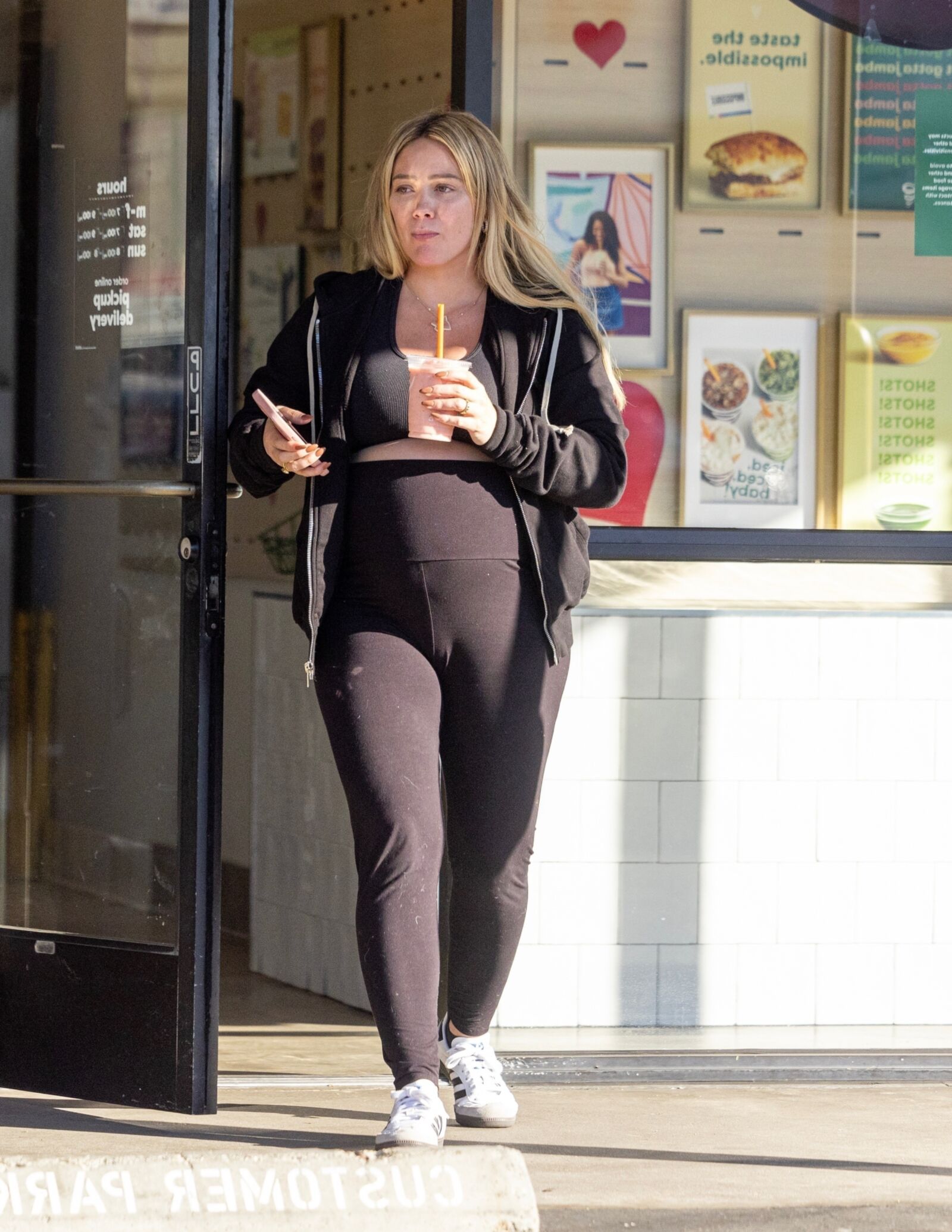 Hilary Duff grávida em Los Angeles - 12/02/2024