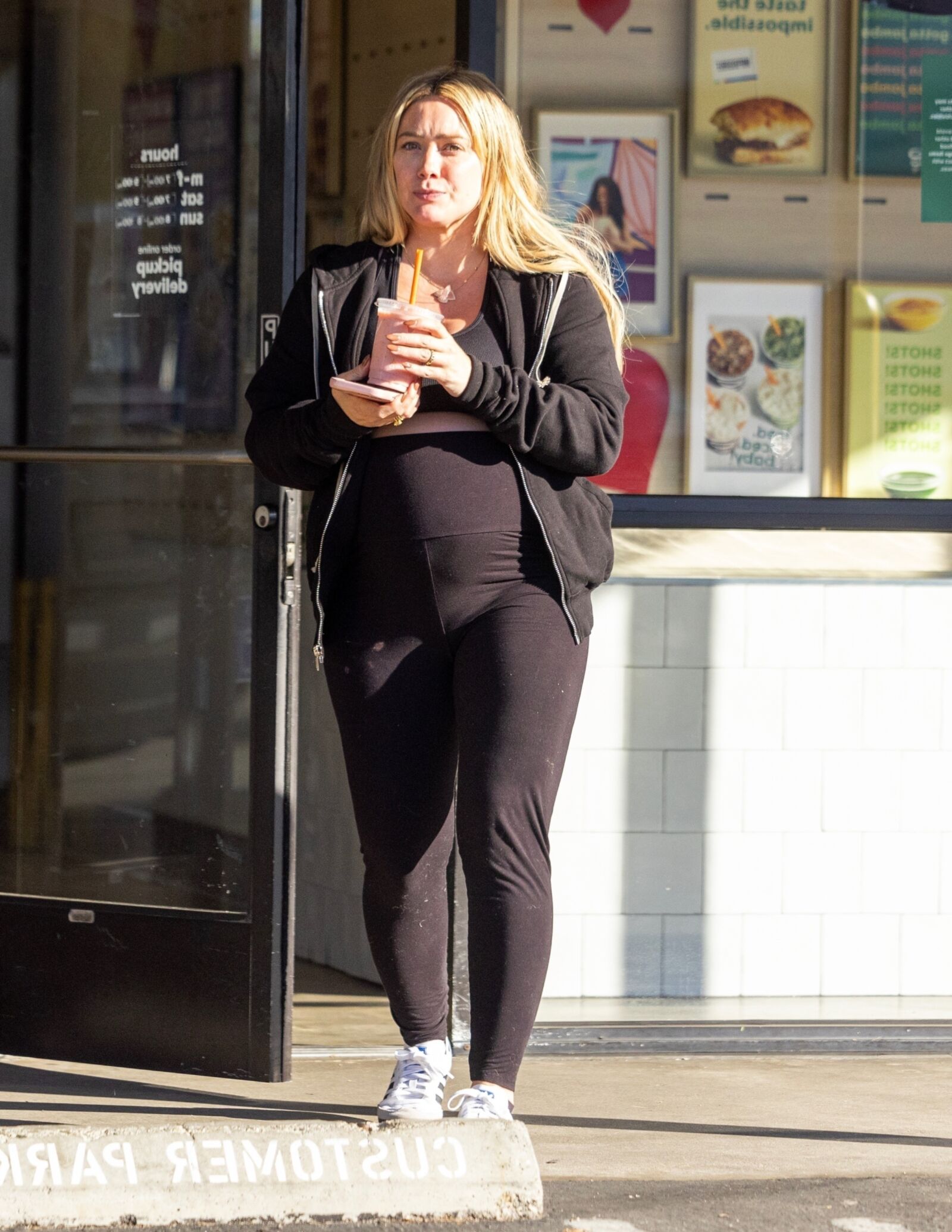 Hilary Duff grávida em Los Angeles - 12/02/2024