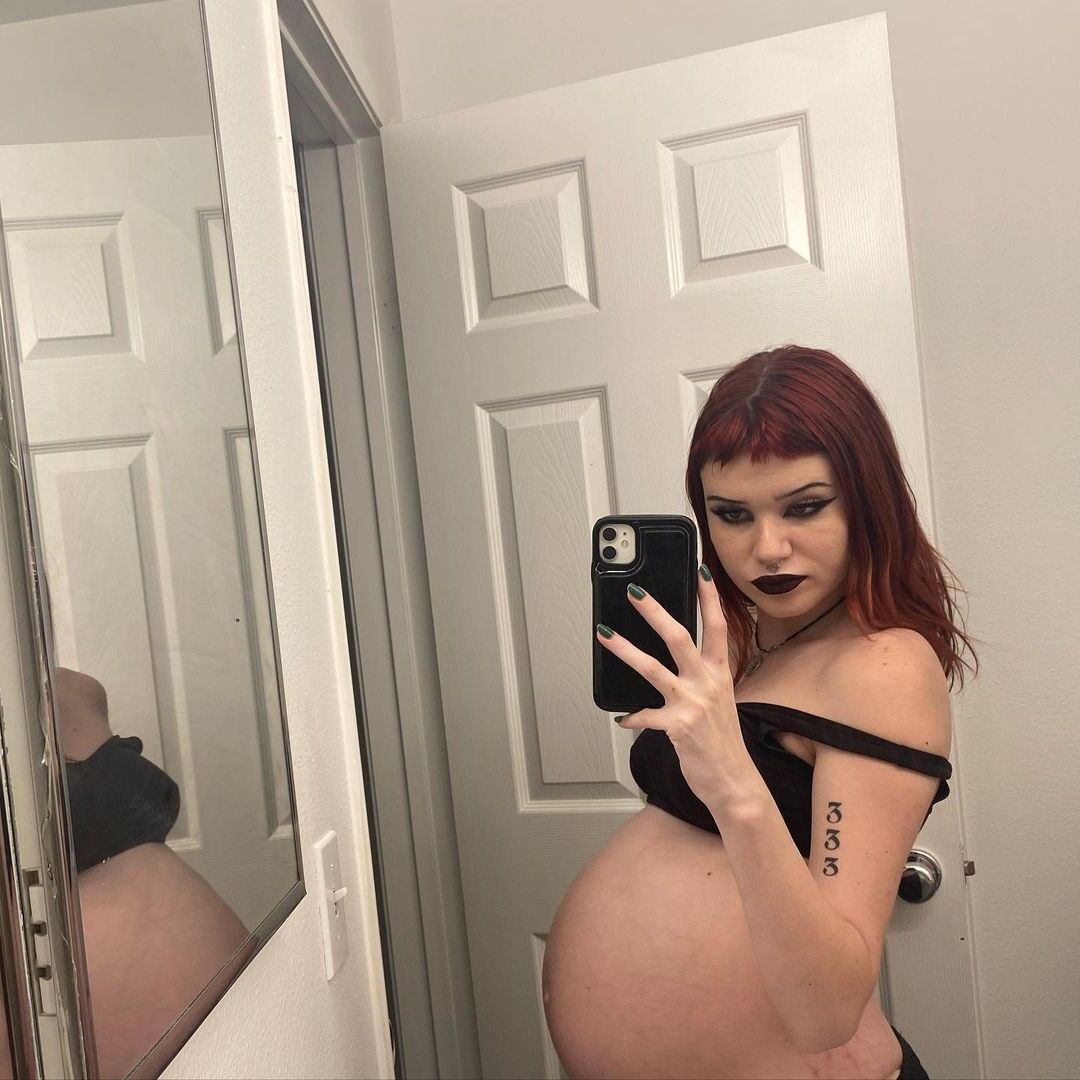 Pregnant teen goth