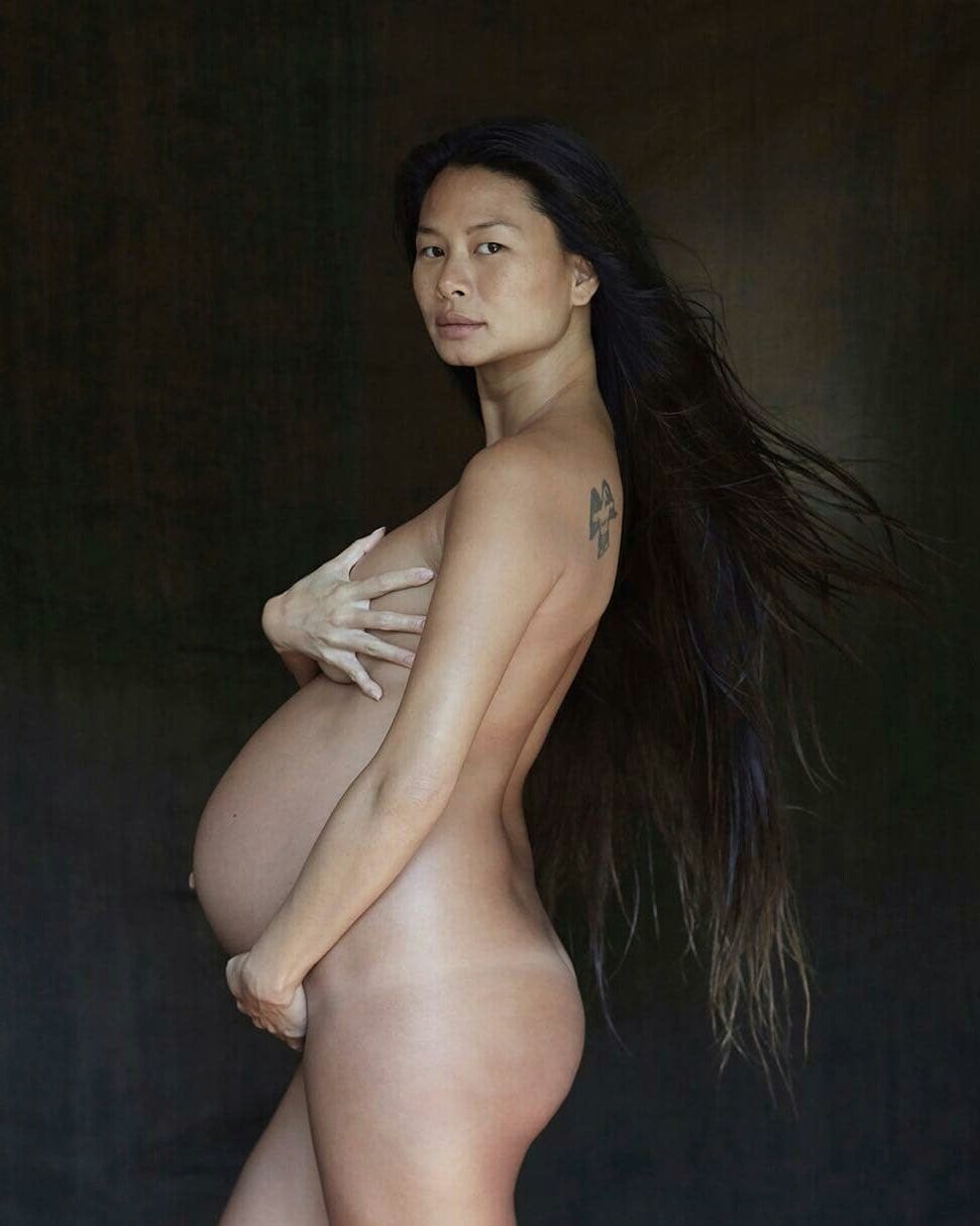 Modelo preggo semi desnuda 03