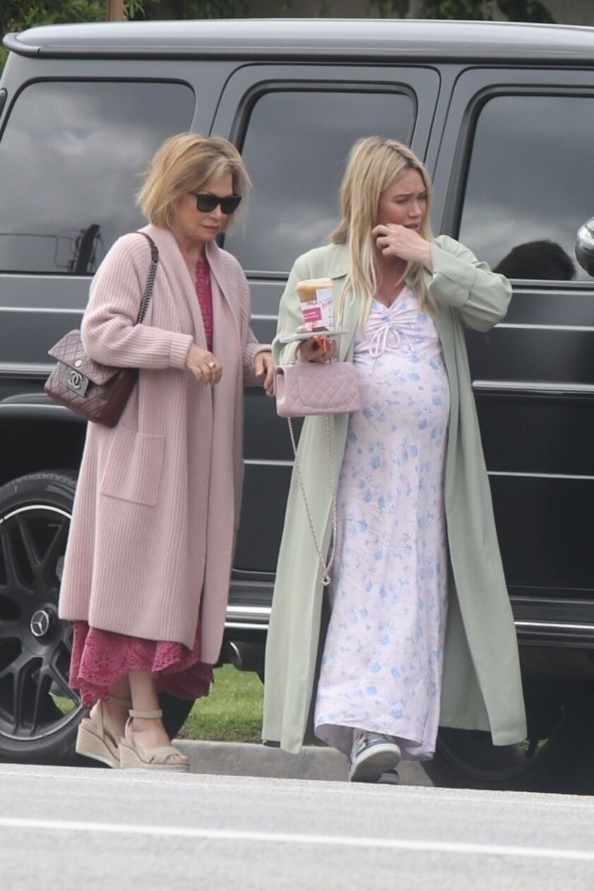 Hilary Duff chega em casa com a mãe depois de um café da manhã