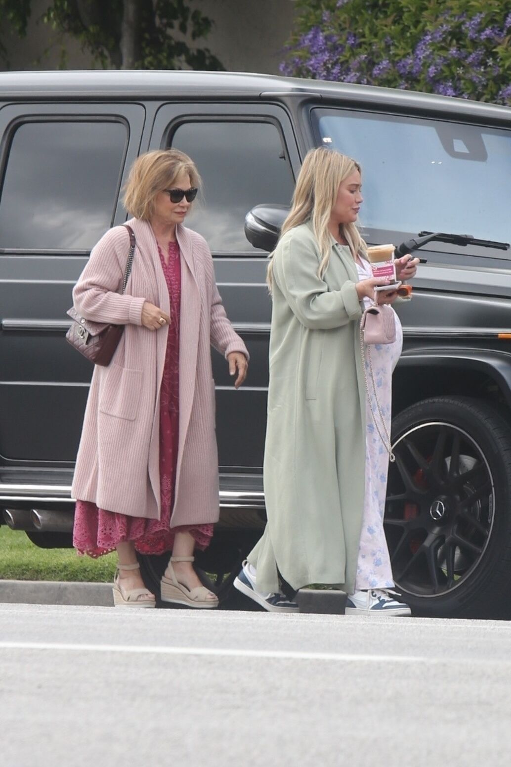 Hilary Duff chega em casa com a mãe depois de um café da manhã