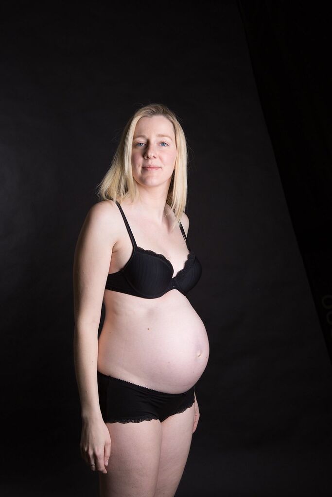 Blonde enceinte