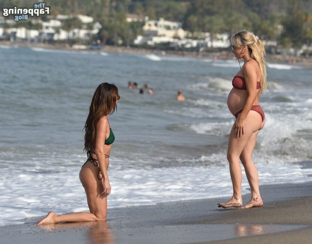 Jorgie Porter und Jennifer Metcalfe. Hollyoaks Huren in Tanga B