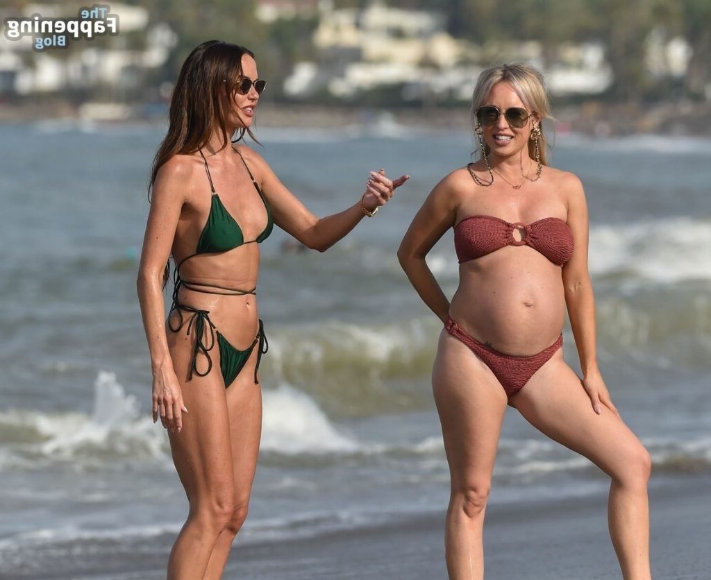 Jorgie Porter und Jennifer Metcalfe. Hollyoaks Huren in Tanga B