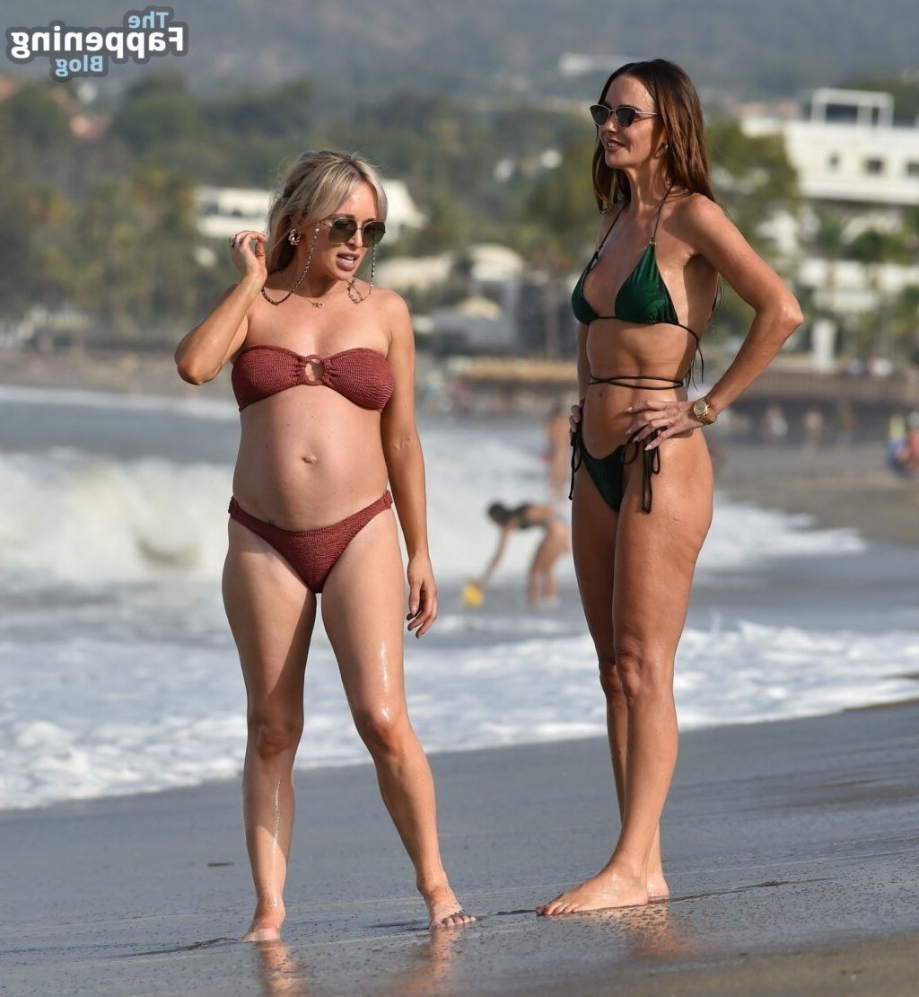 Jorgie Porter und Jennifer Metcalfe. Hollyoaks Huren in Tanga B