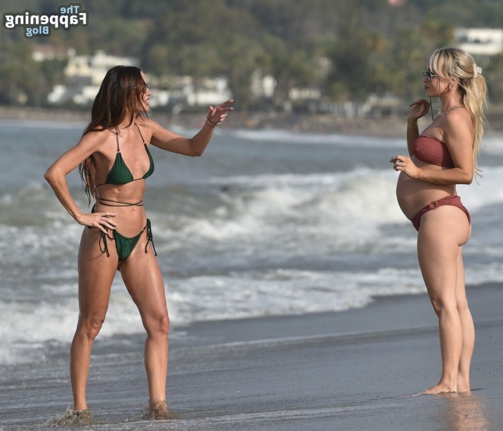 Jorgie Porter und Jennifer Metcalfe. Hollyoaks Huren in Tanga B