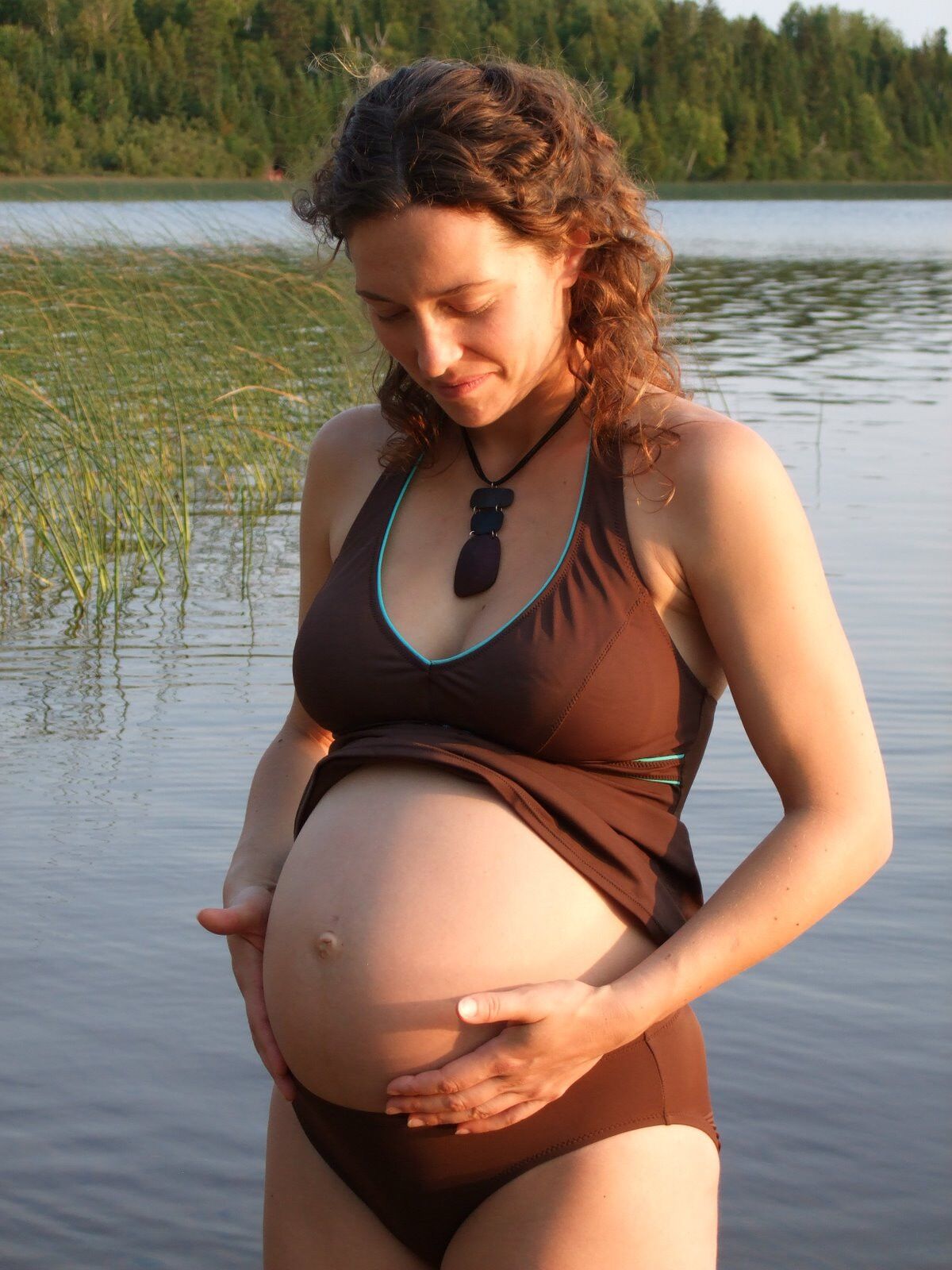 Maman enceinte au lac