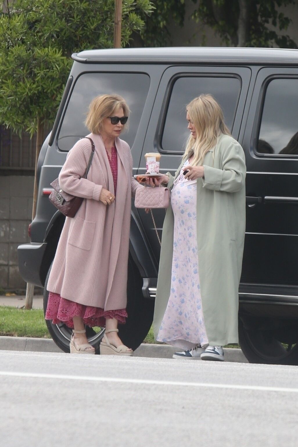 Hilary Duff chega em casa com a mãe depois de um café da manhã