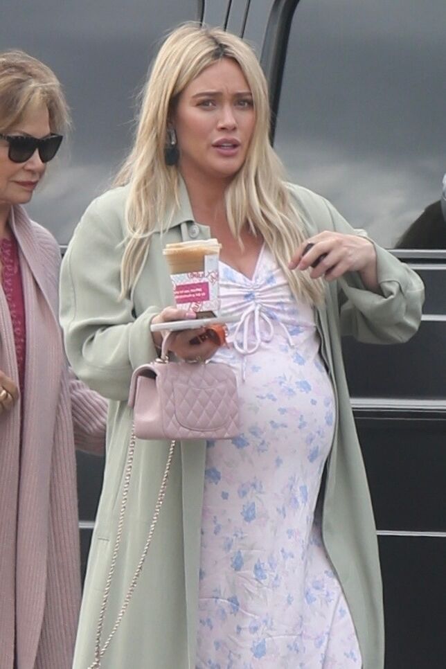 Hilary Duff chega em casa com a mãe depois de um café da manhã