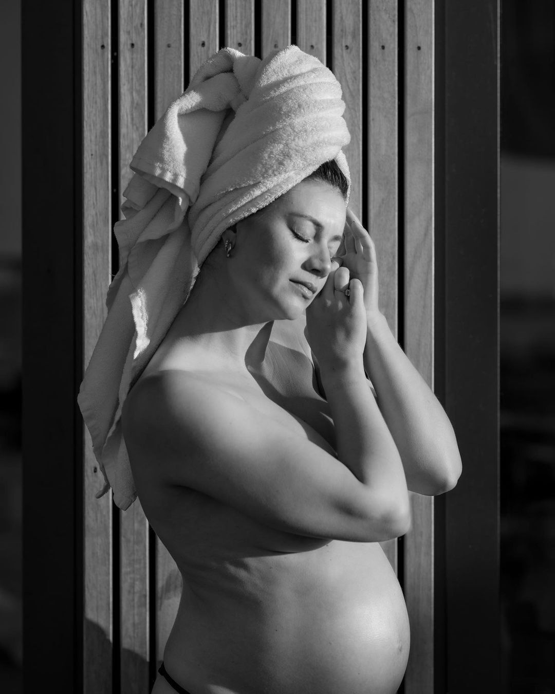 Model preggo semi nude 08