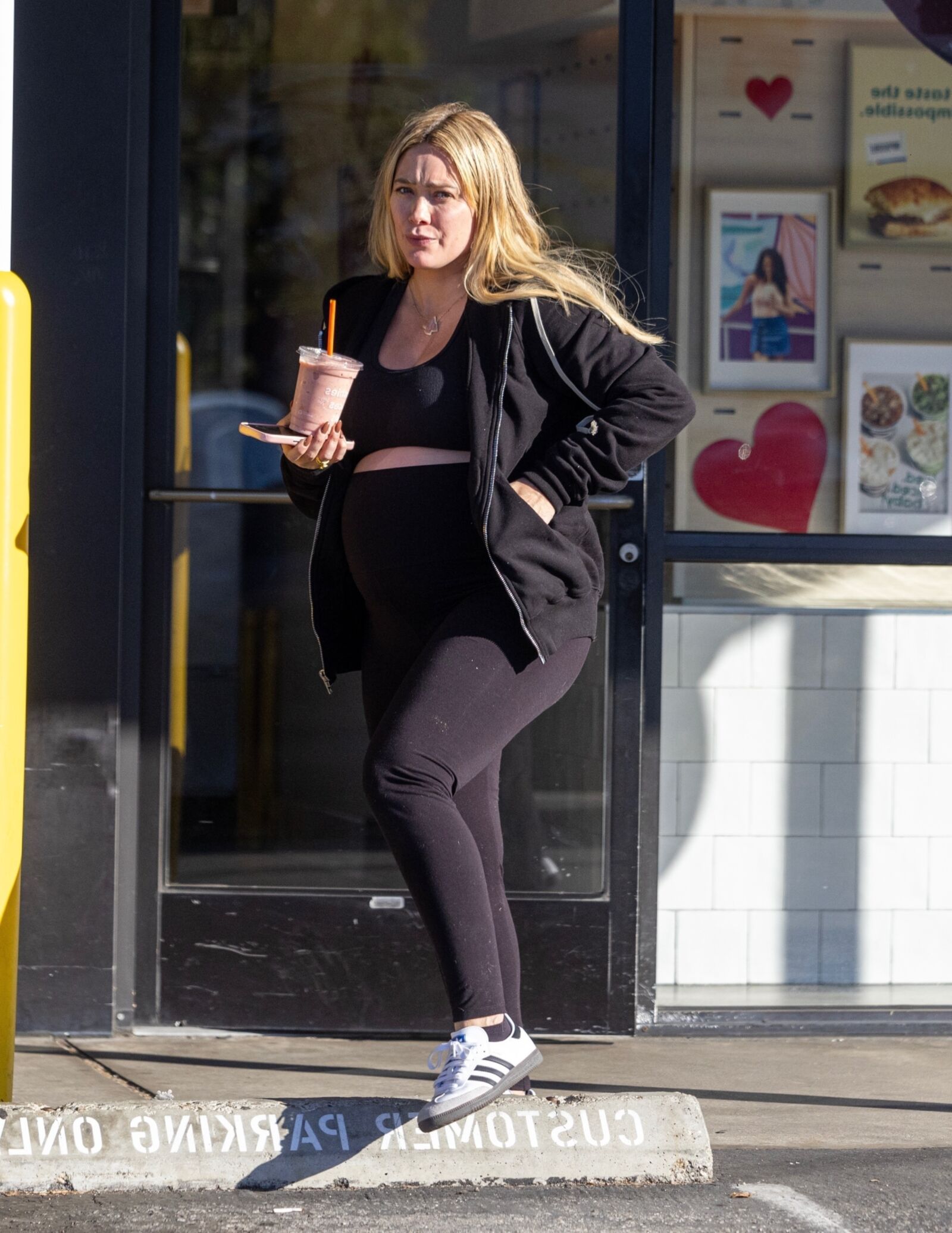 Hilary Duff grávida em Los Angeles - 12/02/2024