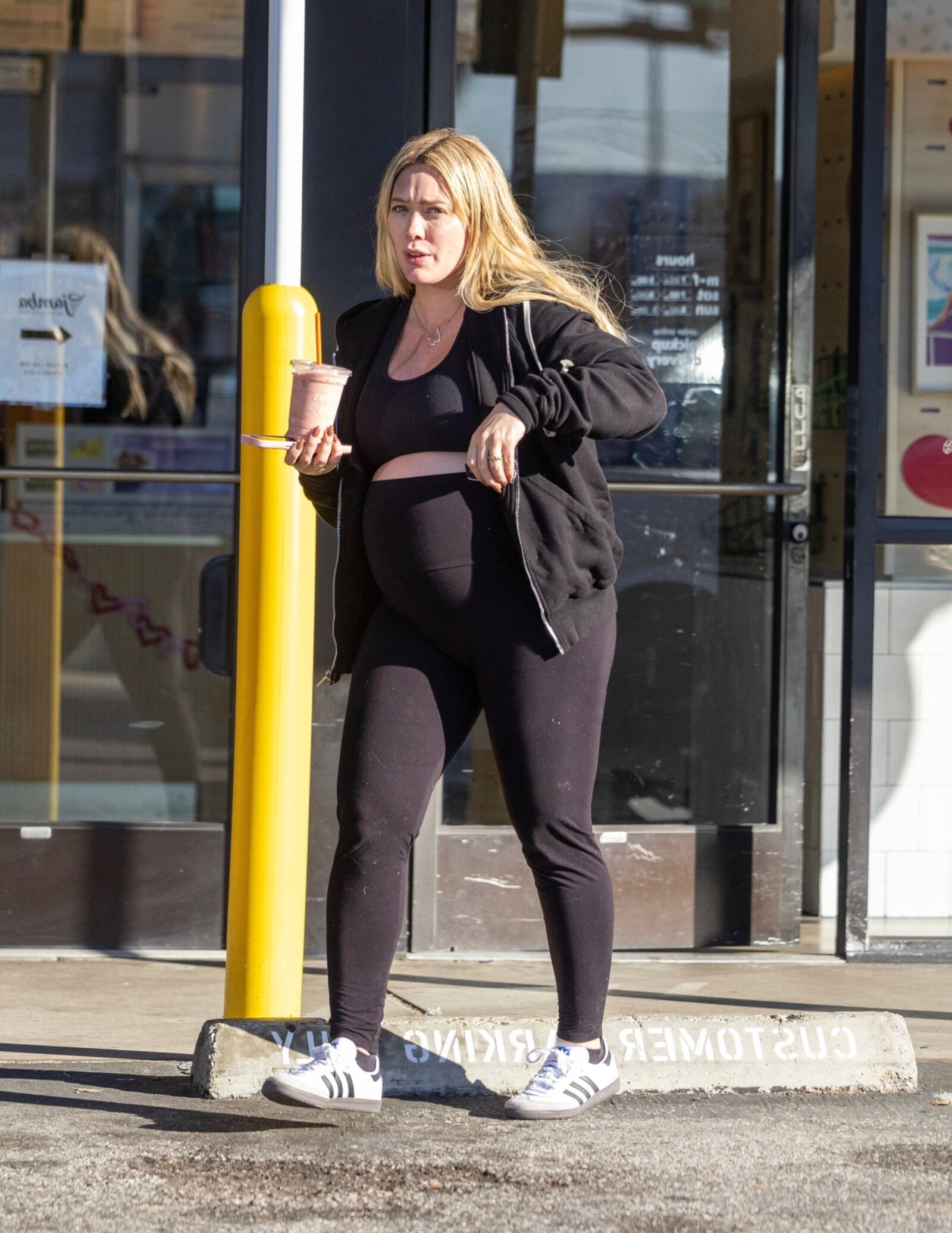 Hilary Duff grávida em Los Angeles - 12/02/2024