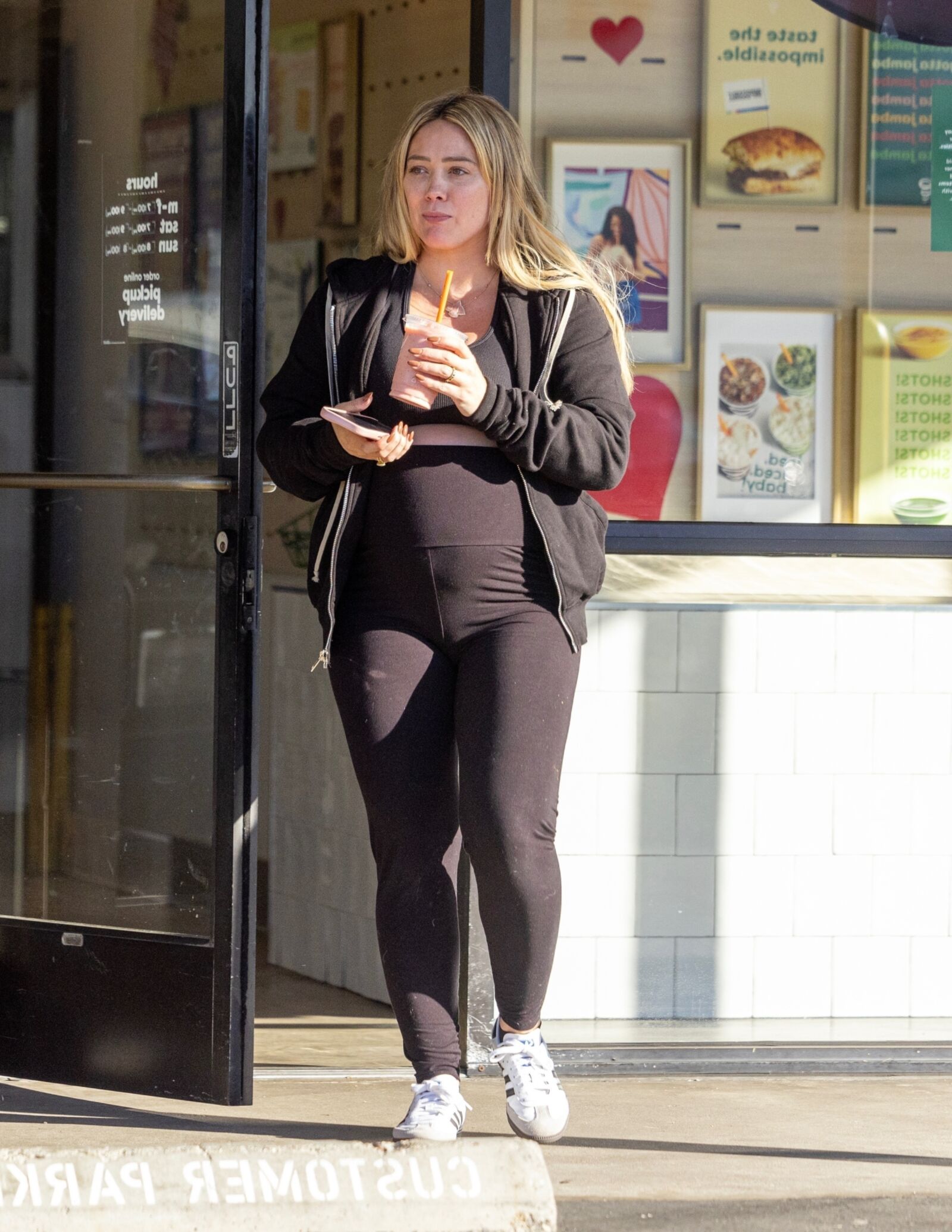 Hilary Duff grávida em Los Angeles - 12/02/2024