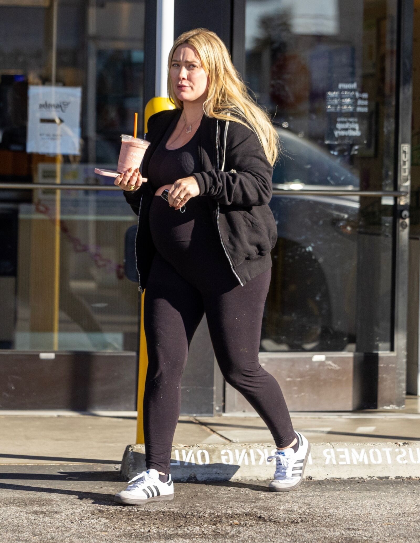 Hilary Duff grávida em Los Angeles - 12/02/2024