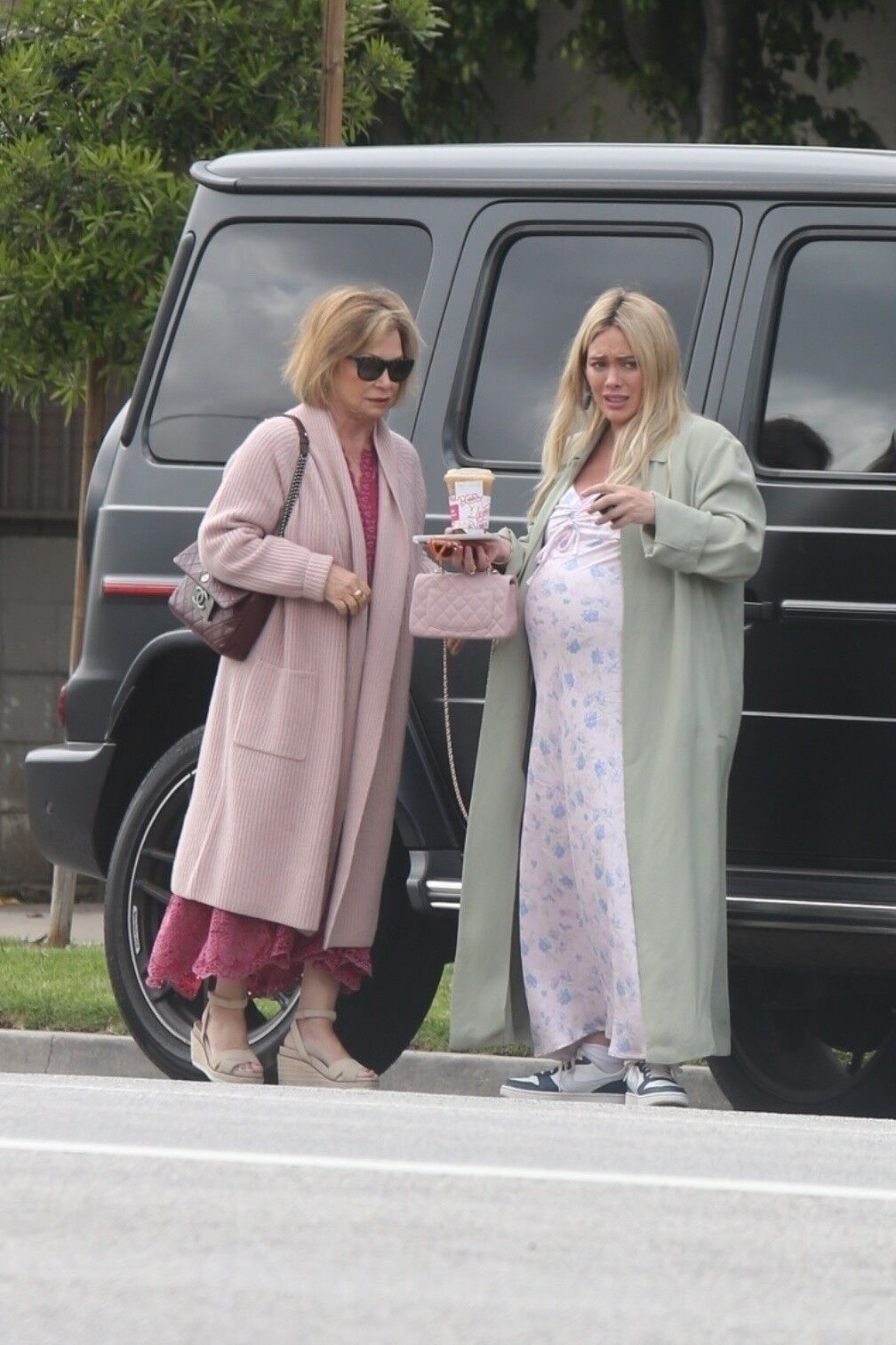 Hilary Duff chega em casa com a mãe depois de um café da manhã