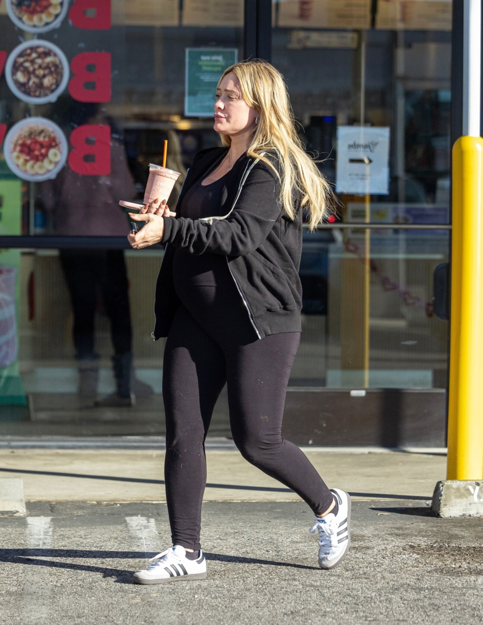 Hilary Duff grávida em Los Angeles - 12/02/2024