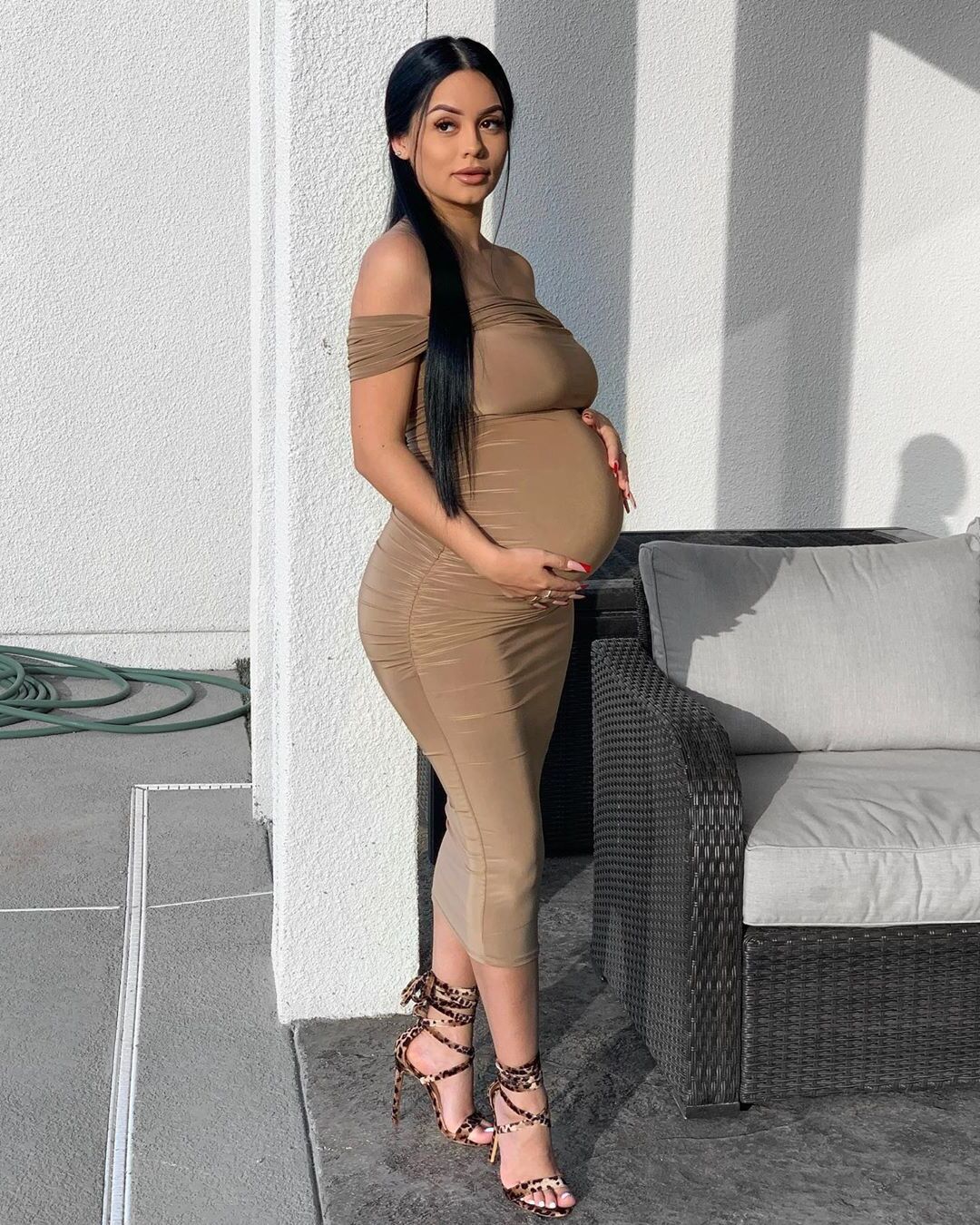 Pregnant hot girl