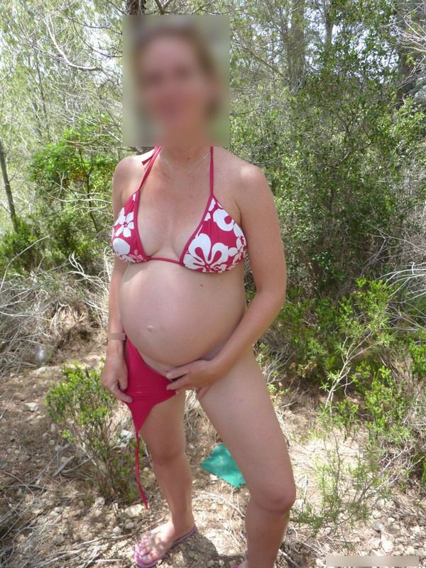 Maman enceinte dans les bois