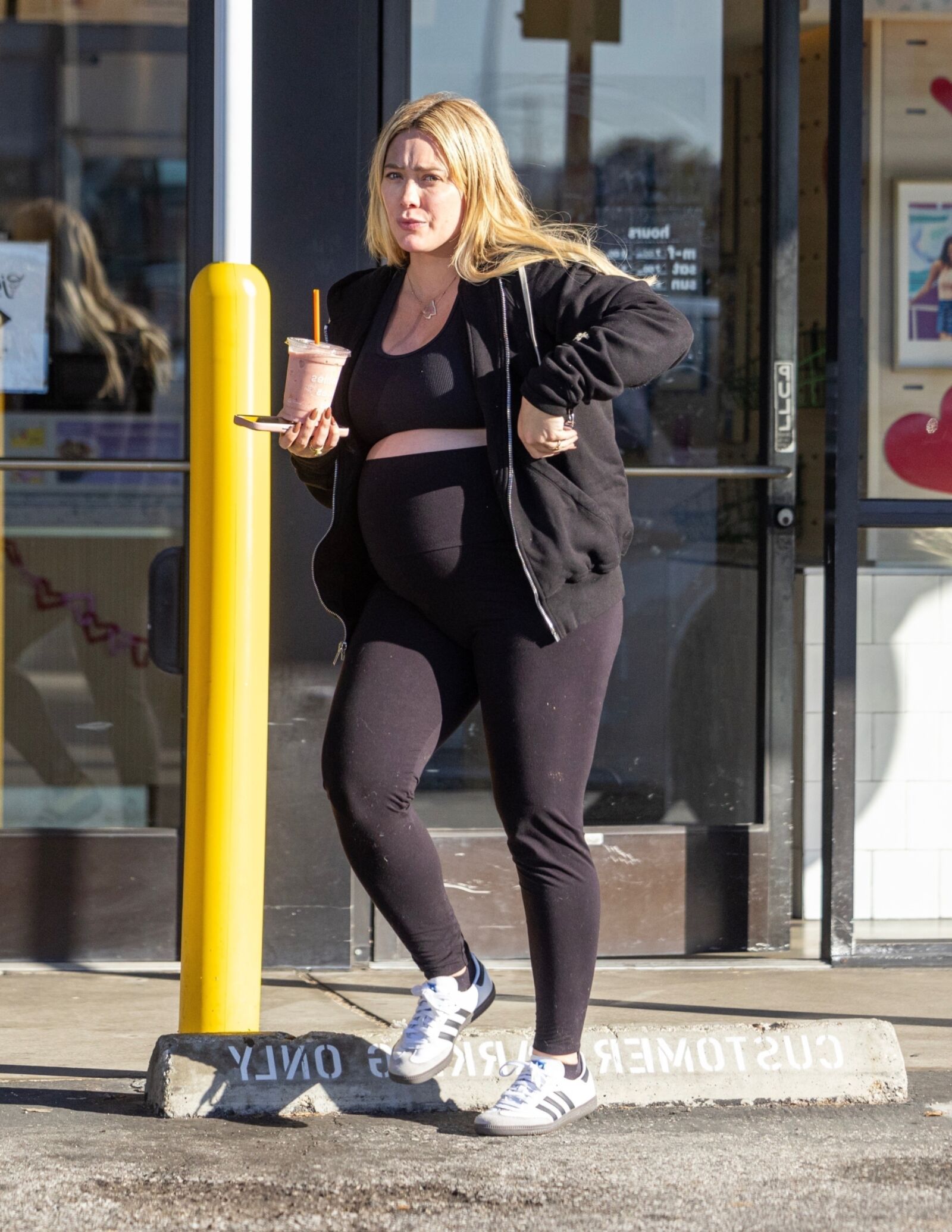 Hilary Duff grávida em Los Angeles - 12/02/2024