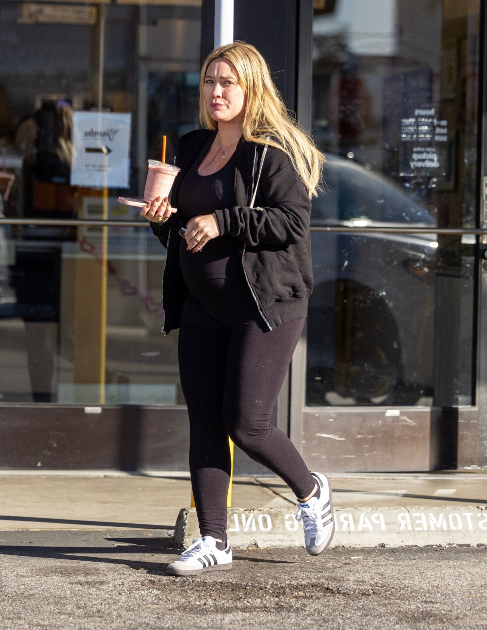 Hilary Duff grávida em Los Angeles - 12/02/2024