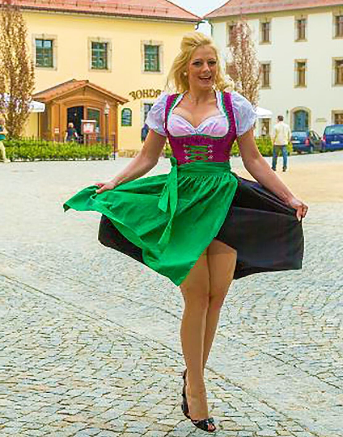 Fesche Madln im Dirndl zum Dreihundertsechsundsechszigste`n