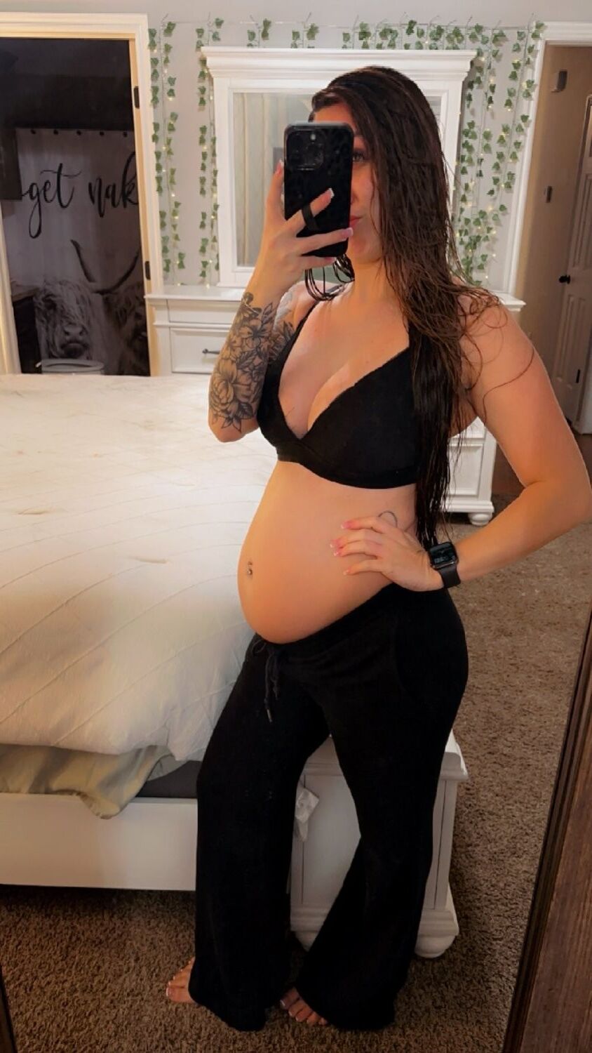 Hot pregnant MILF