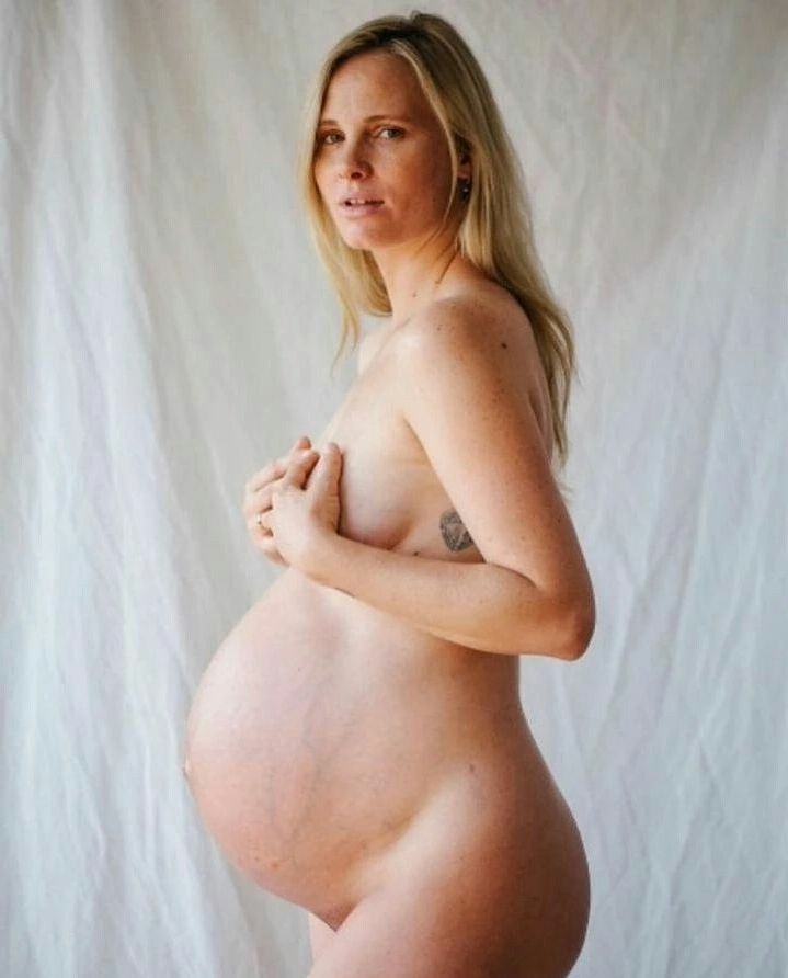 Modelo preggo semi desnuda 03