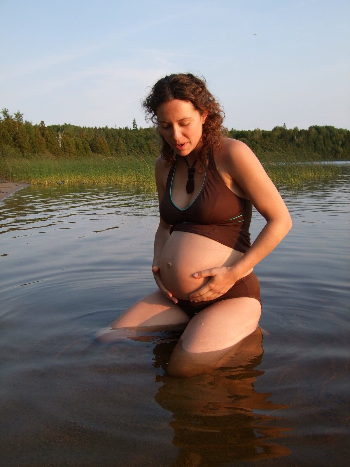 Maman enceinte au lac