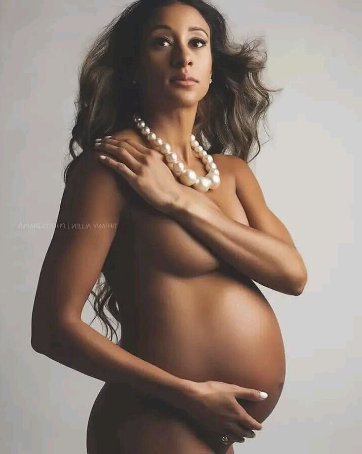 Model preggo semi nude 08