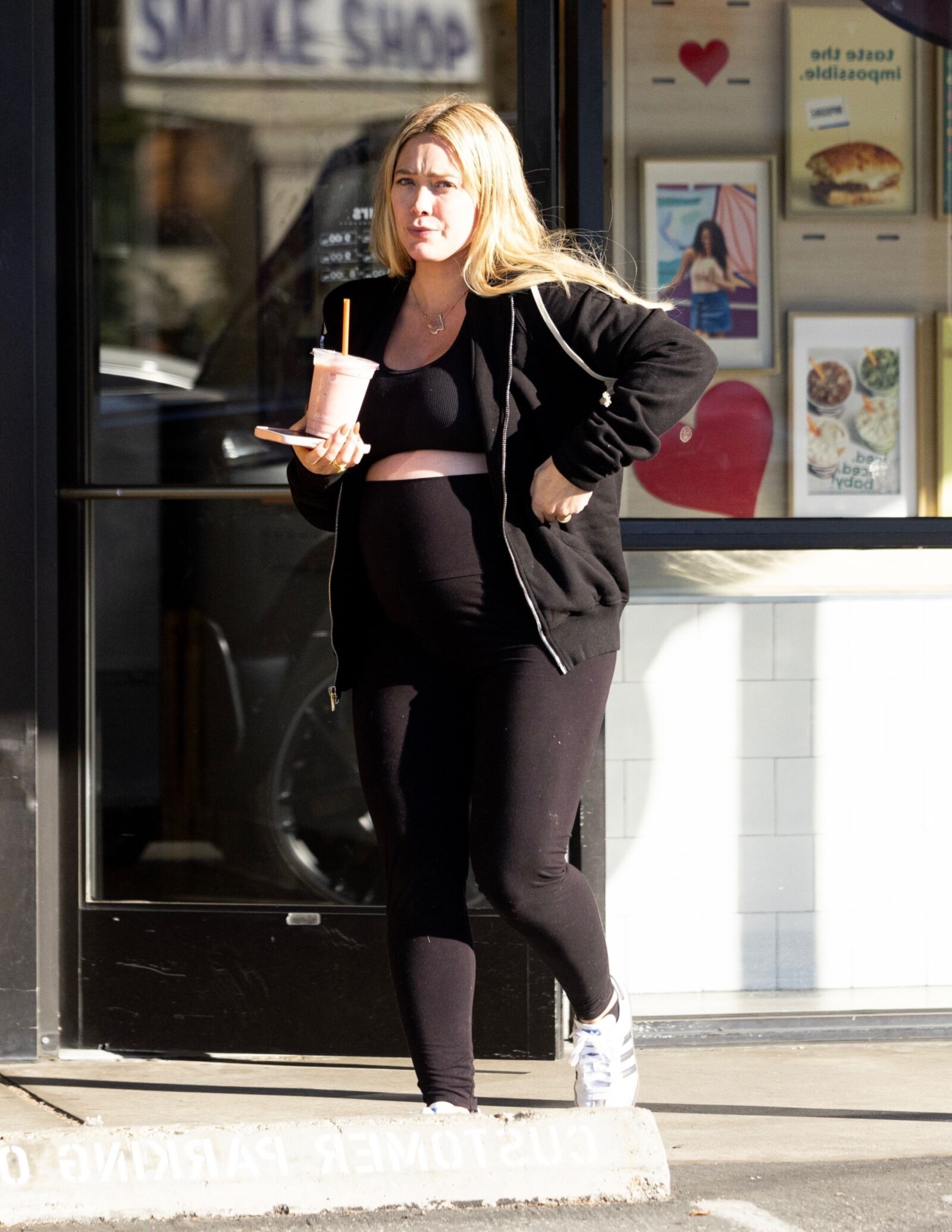 Hilary Duff grávida em Los Angeles - 12/02/2024