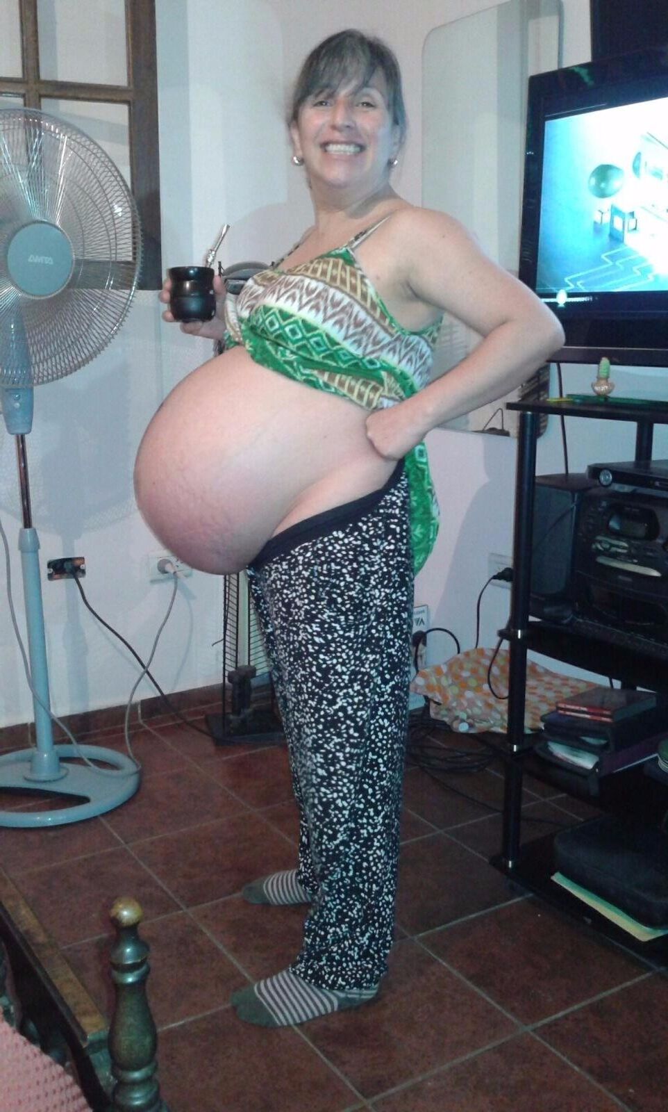 Dona de casa grávida com barriga enorme