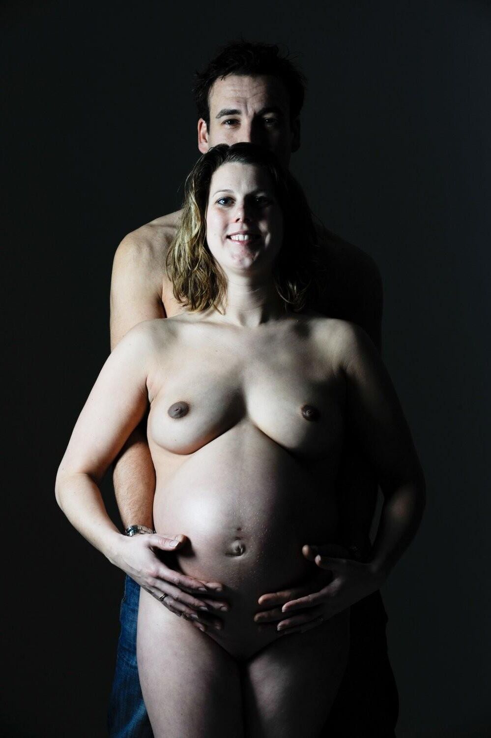 Naked pregnant mom