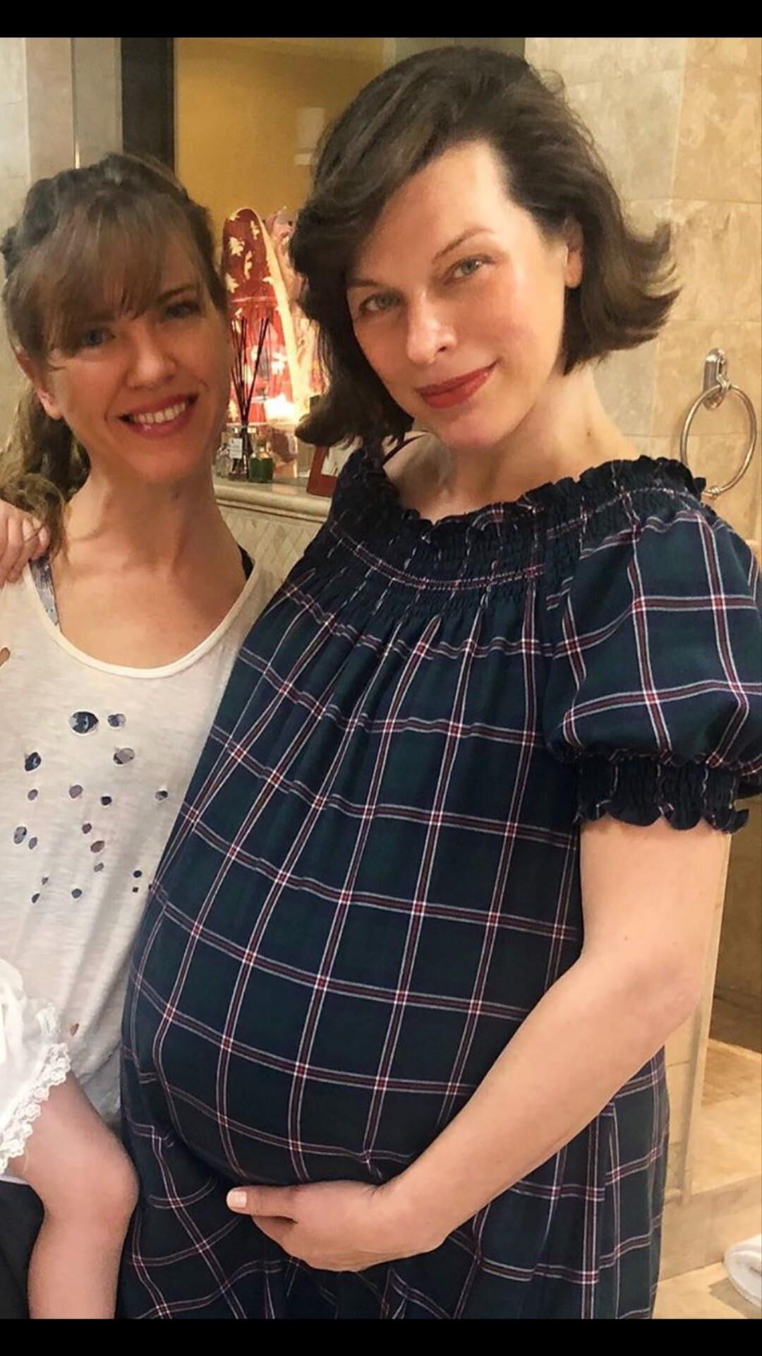 Milla Jovovich pregnant