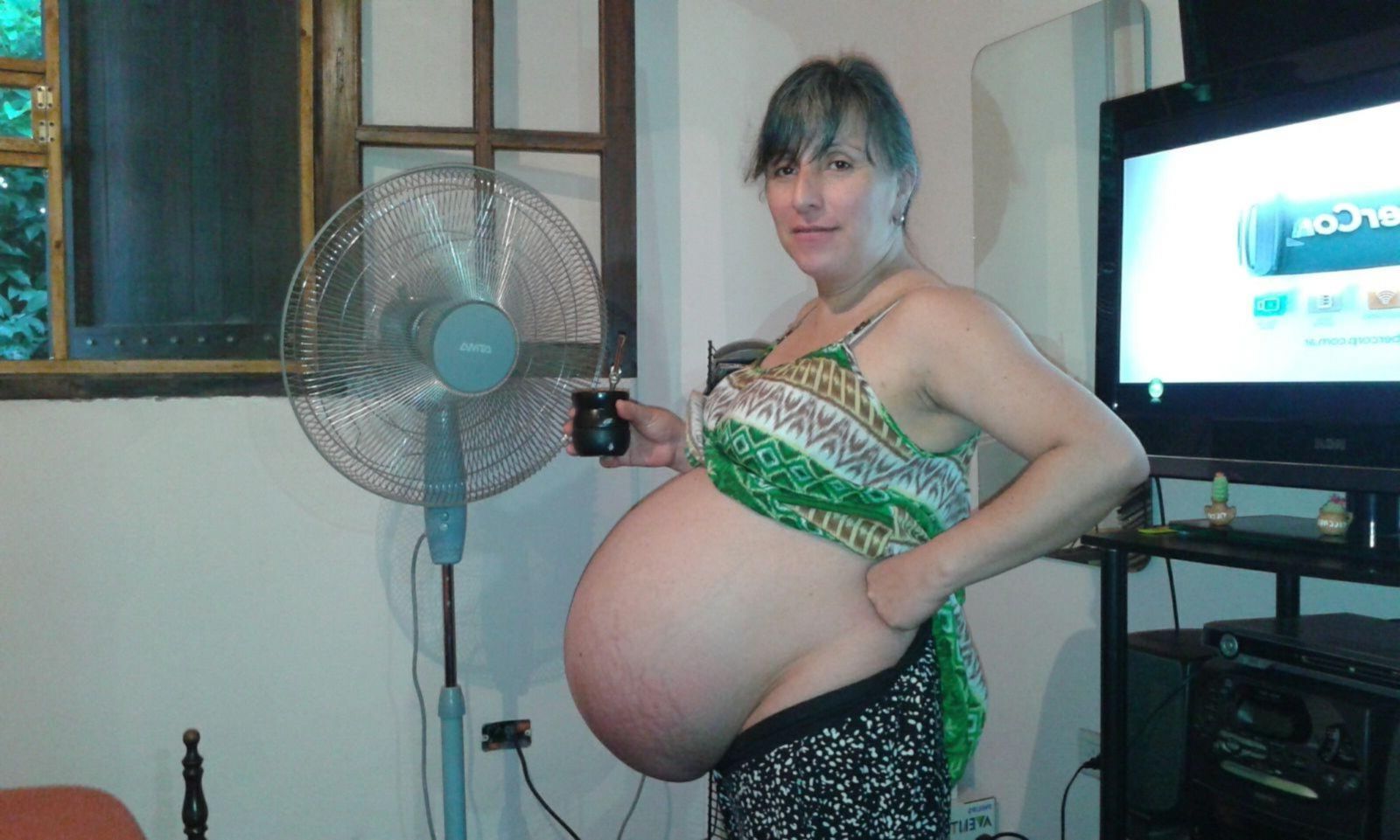 Dona de casa grávida com barriga enorme