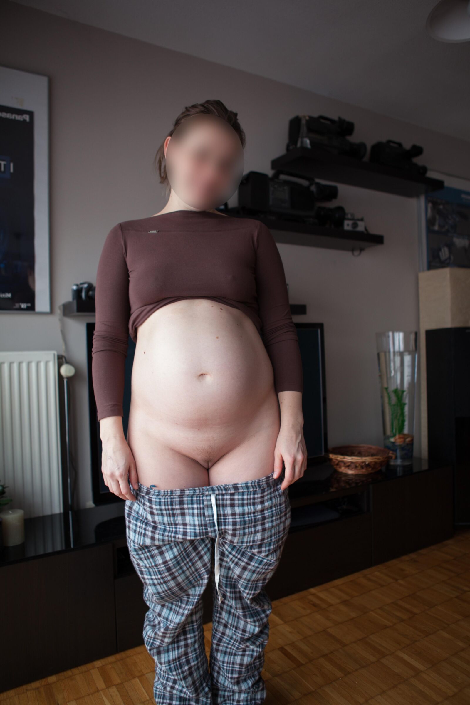 Ma femme enceinte à la maison... nue