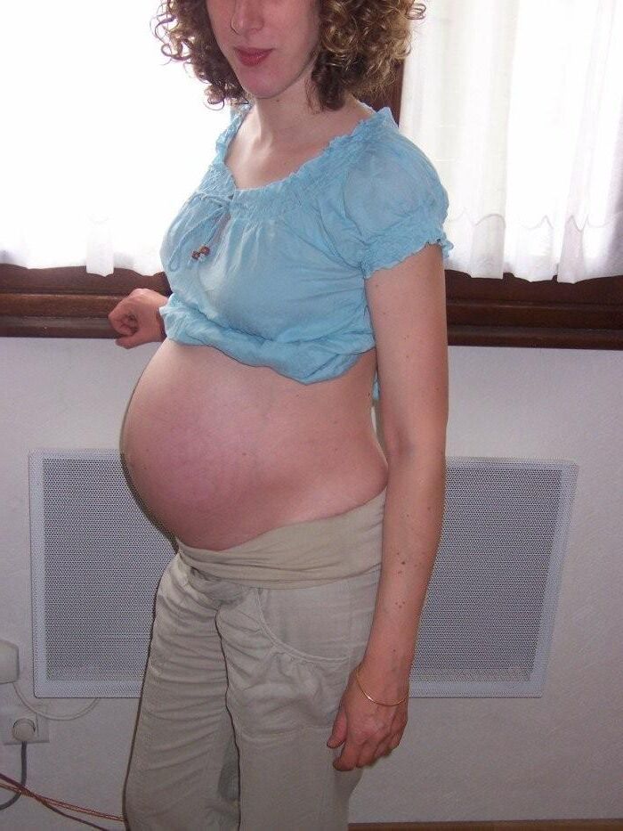 Maman enceinte dans sa chambre