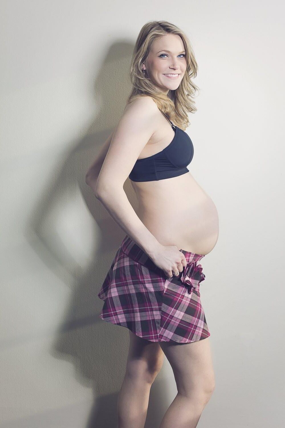 Femme enceinte blonde chaude