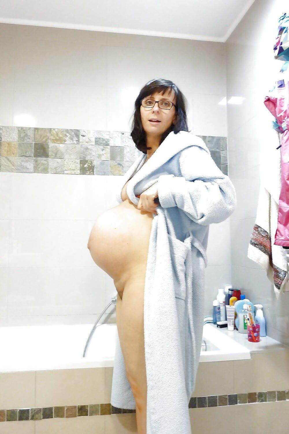 Femme enceinte dans la salle de bain