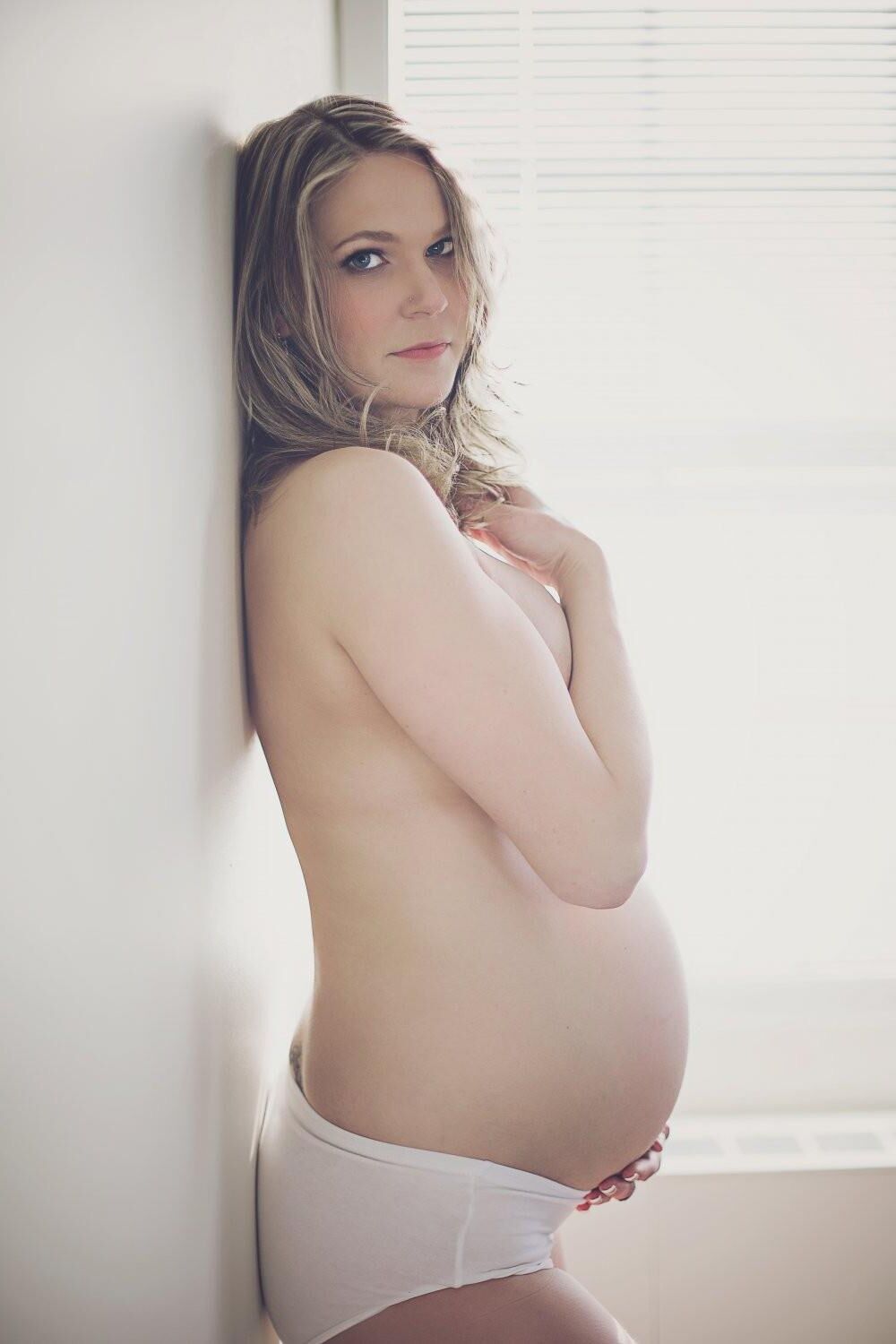 Femme enceinte blonde chaude