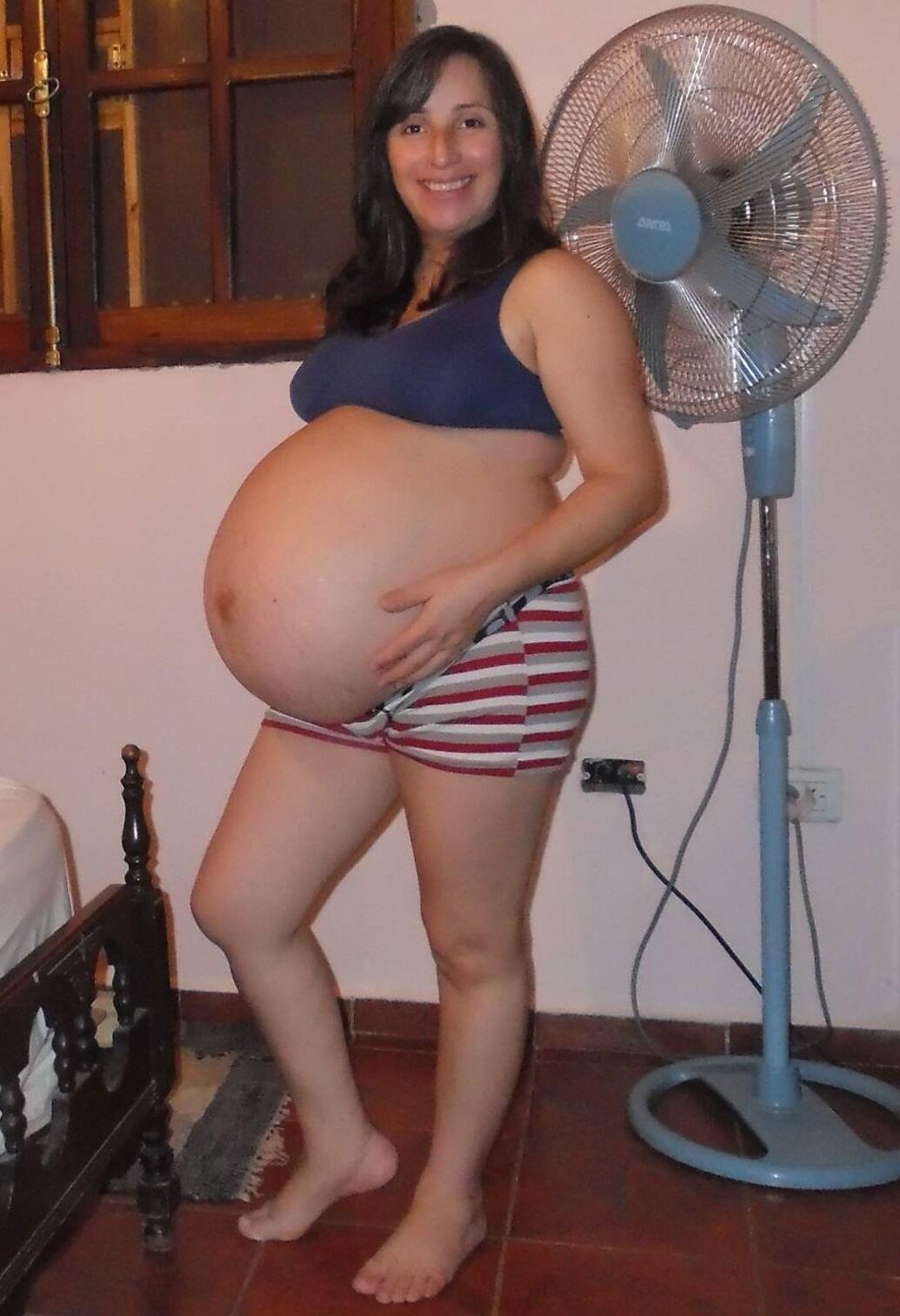 Dona de casa grávida com barriga enorme