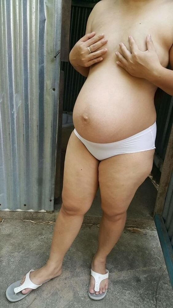 Pregnant mom who likes to show her belly