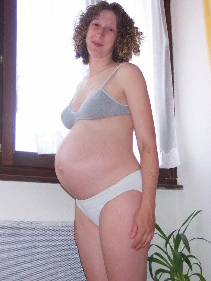 Maman enceinte dans sa chambre