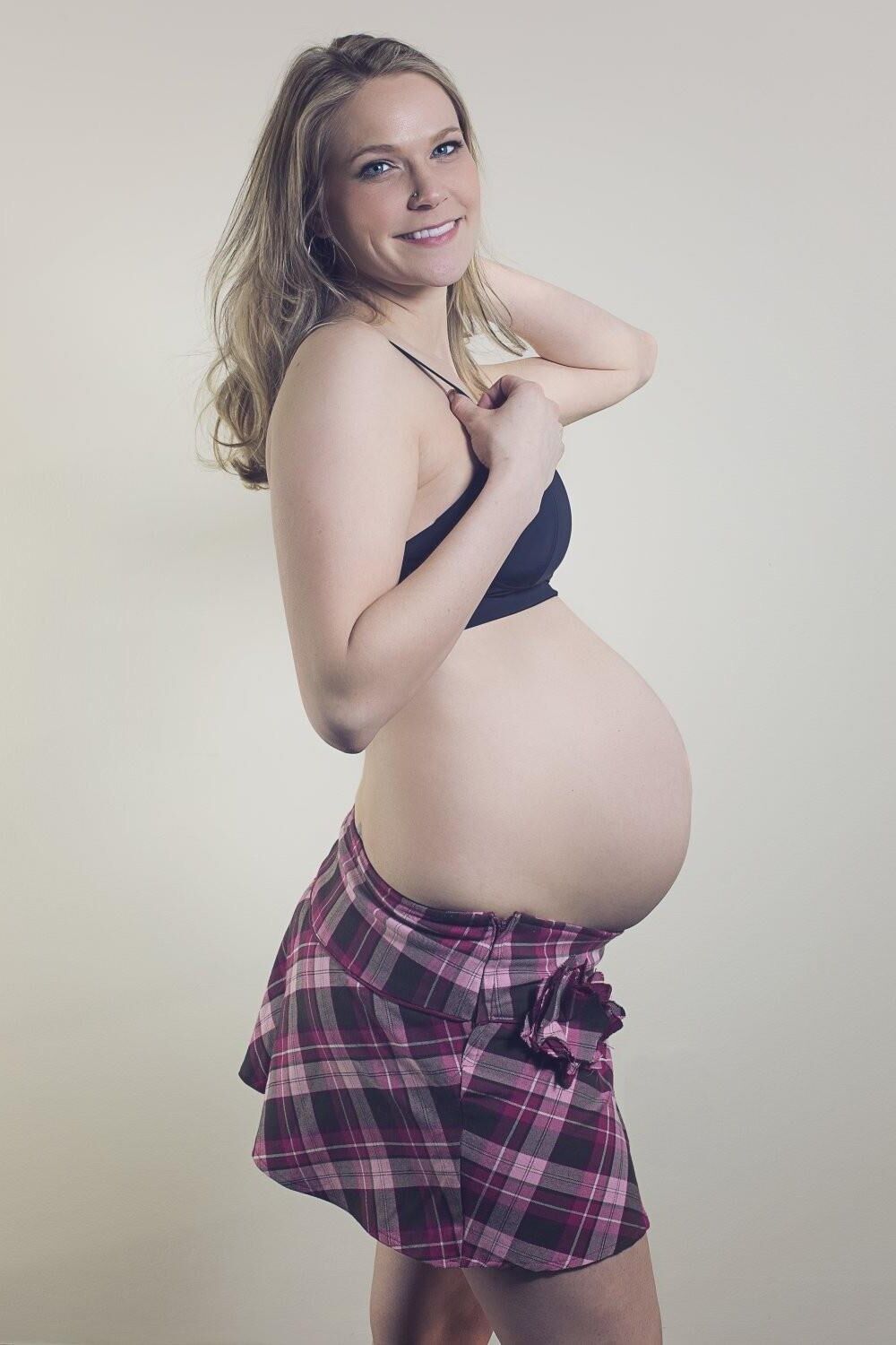 Femme enceinte blonde chaude