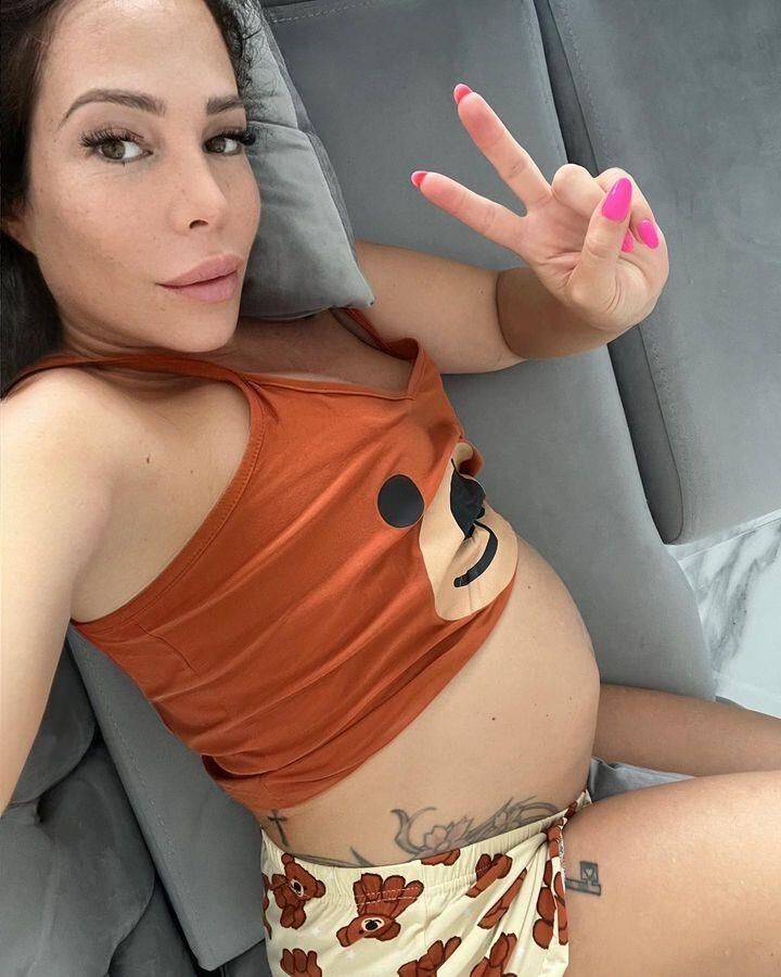 Kim Glow pregnant