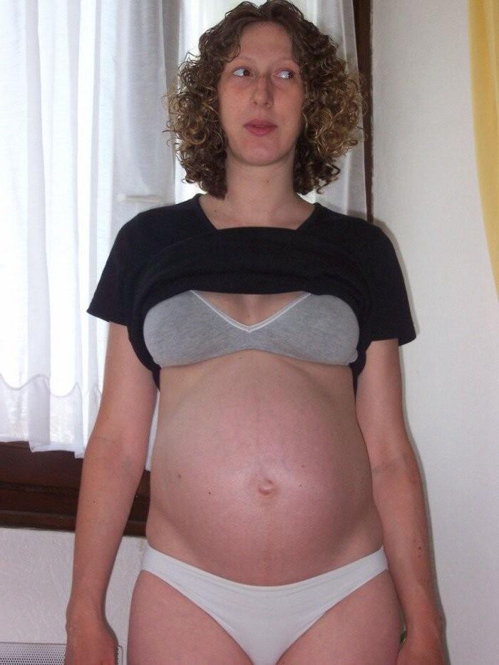 Maman enceinte dans sa chambre