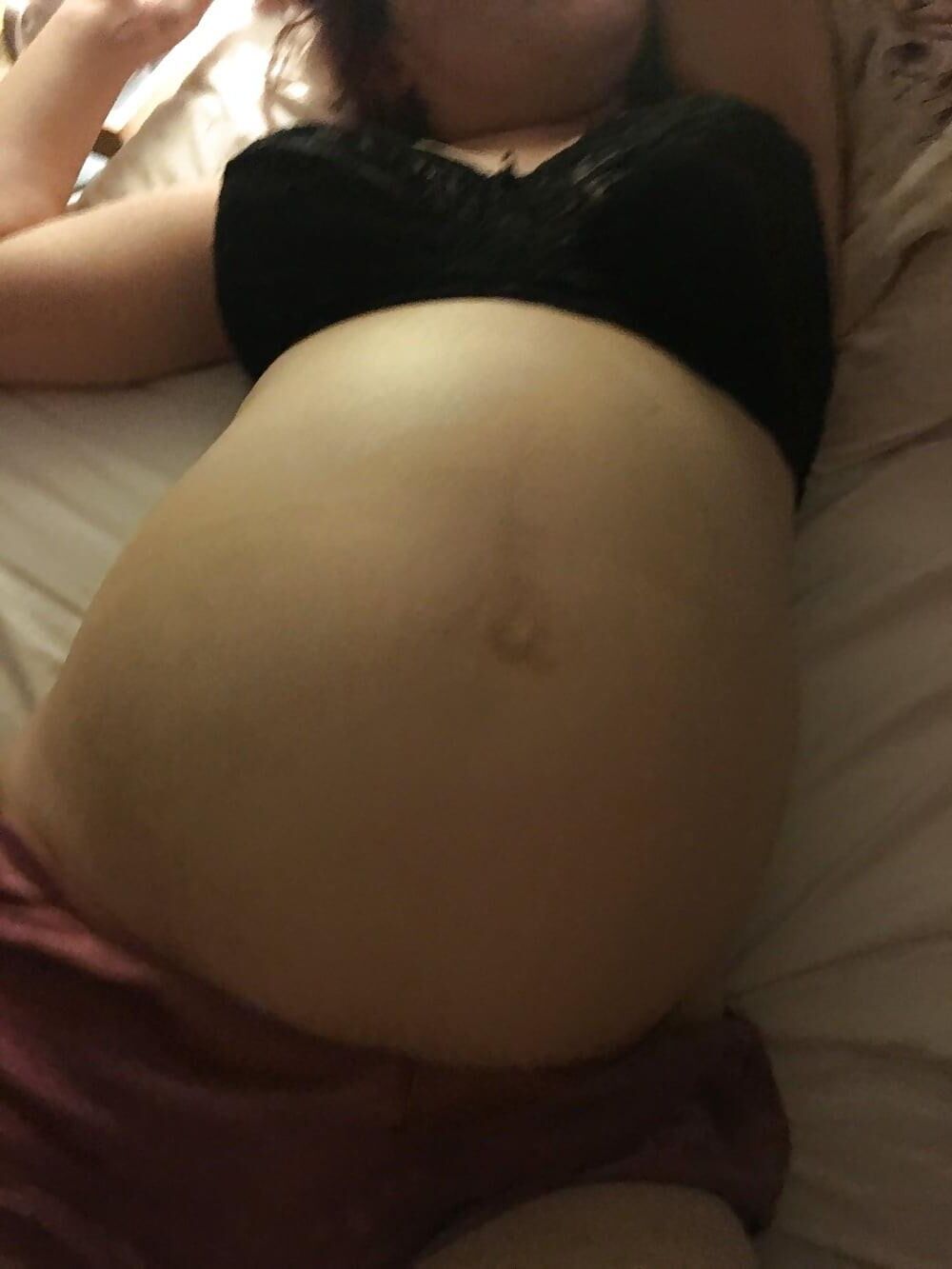 Gros seins et gros ventre de femme enceinte